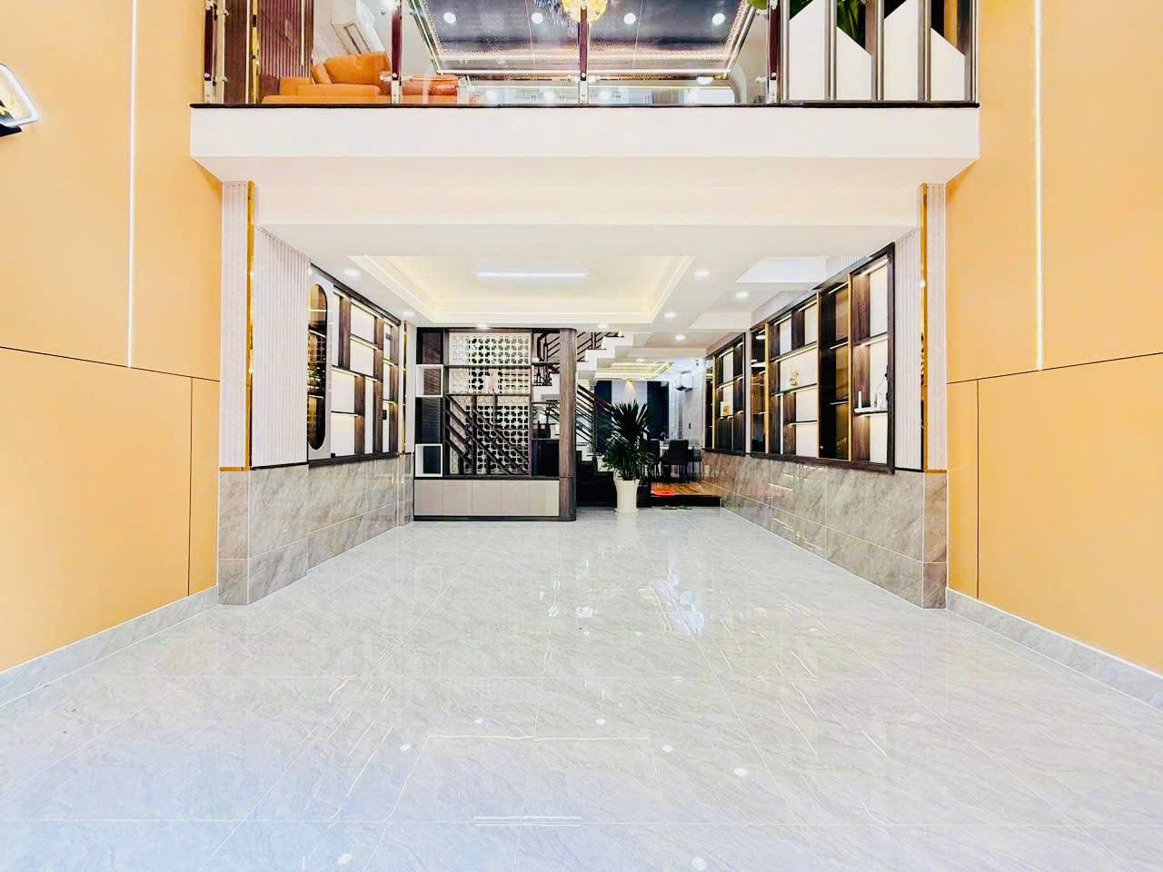 Bán nhà đẹp ngang 5m, ngay nhà ga T3, sát ngã ba Trường Chinh & Phạm Văn Bạch, chỉ 9 tỷ 980 thương - Ảnh 1
