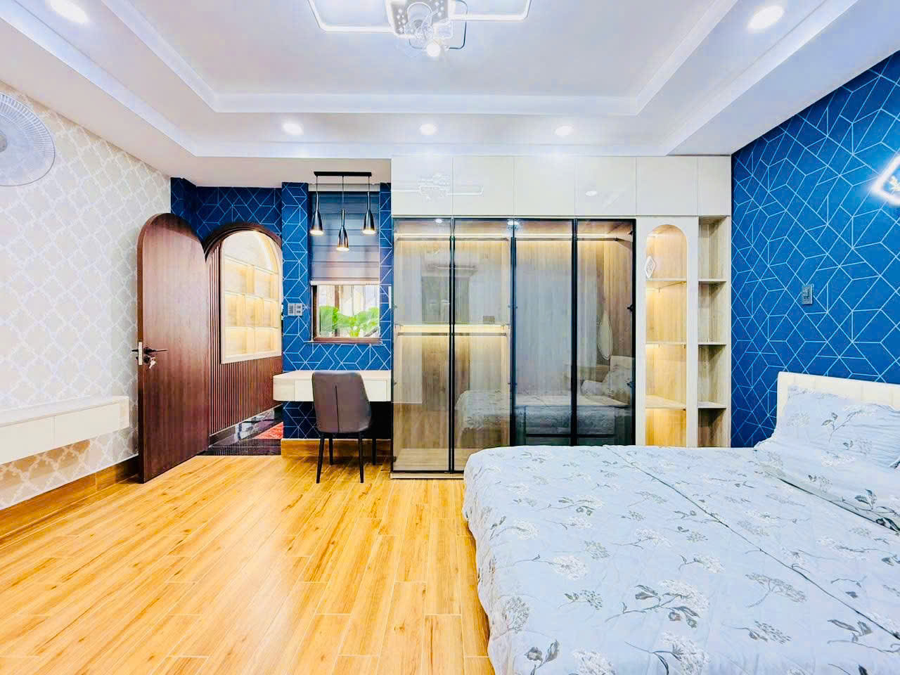 Bán nhà đẹp ngang 5m, ngay nhà ga T3, sát ngã ba Trường Chinh & Phạm Văn Bạch, chỉ 9 tỷ 980 thương - Ảnh 3
