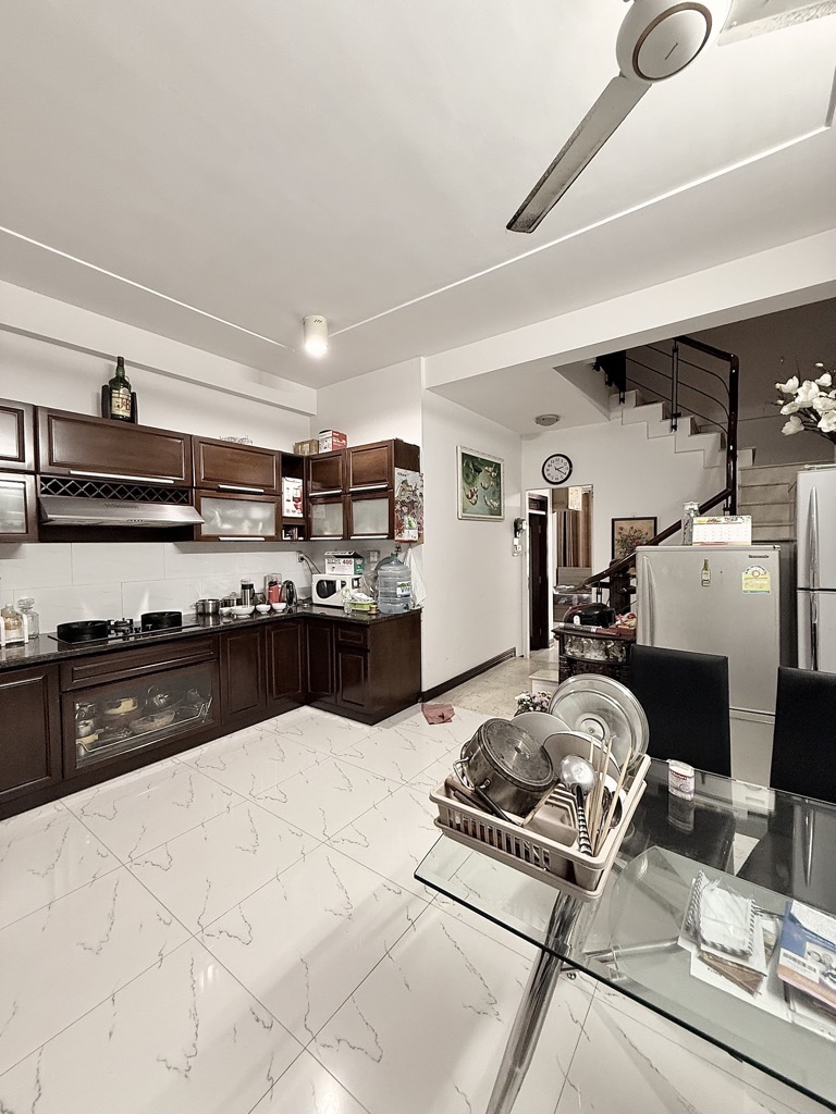 Kiến trúc Gothic giữa lòng Phường 2 Tân Bình - 75m2, 4 tầng, Riêng một góc trời Sân Bay. - Ảnh 2