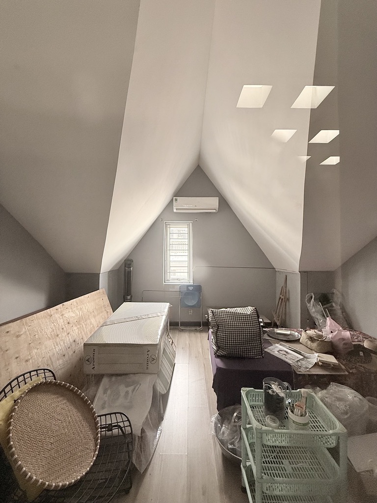 Kiến trúc Gothic giữa lòng Phường 2 Tân Bình - 75m2, 4 tầng, Riêng một góc trời Sân Bay. - Ảnh 5