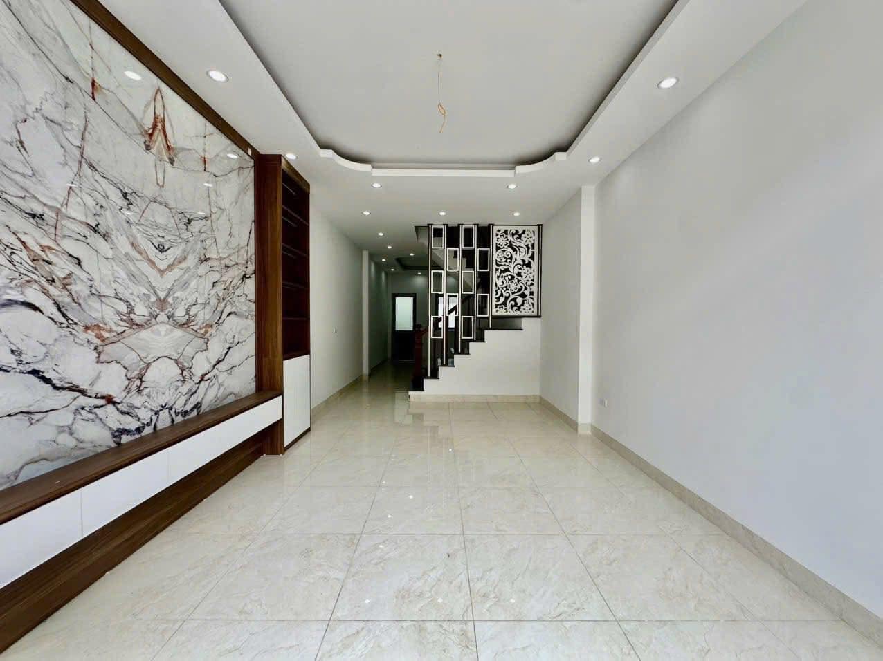 NHỈNH 7 TỶ _ NHÀ PHỐ LÊ QUANG ĐẠO, 47M2 X 5 TẦNG, GẦN PHỐ - Ô TÔ ĐỖ CỬA – NHÀ ĐẸP Ở LUÔN - Ảnh chính
