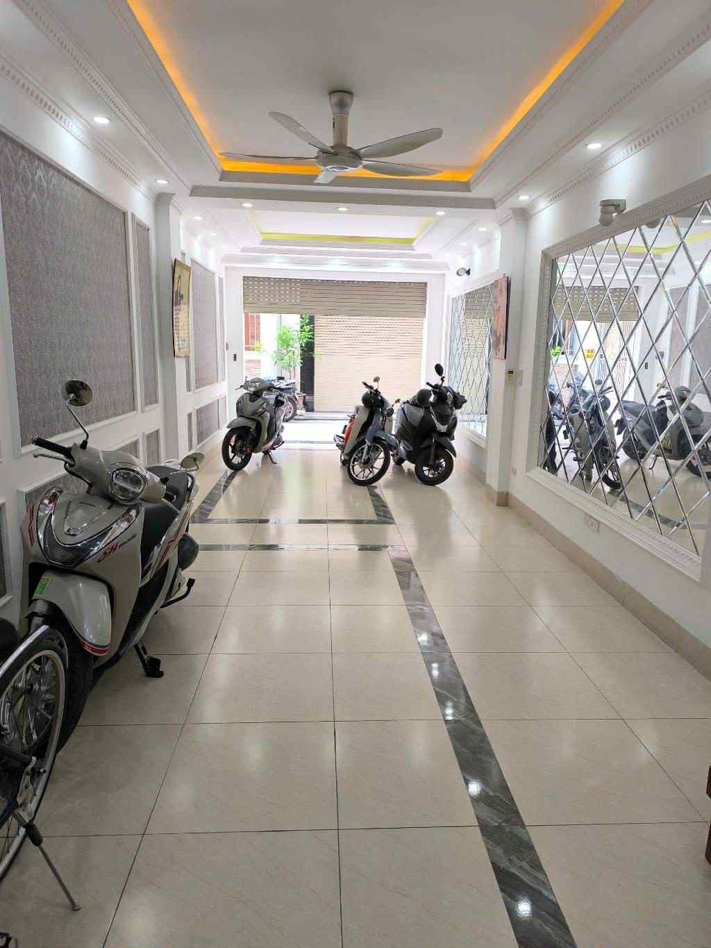 nhà đẹp Cổ Linh, 50m x 5 tầng, gara 2 ôtô, ngõ thông, đón đầu cầu Trần Hưng Đạo - Ảnh 1