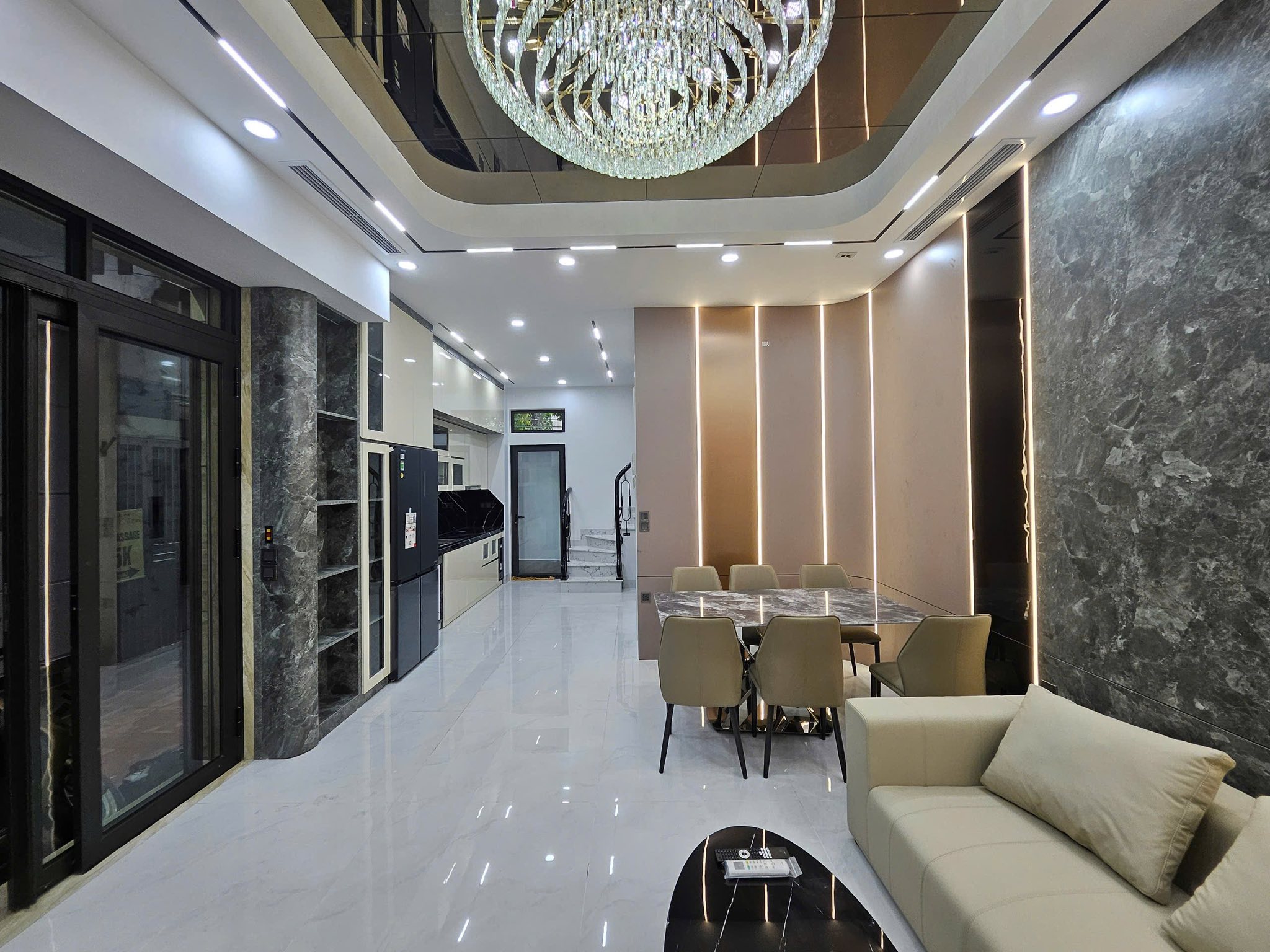 Bán Nhà Phố Nguyễn Văn Cừ 50m2 6T, Mặt Tiền Quyền Lực, Lô Góc, Full Nội Thất - 12.X Tỷ - Ảnh chính