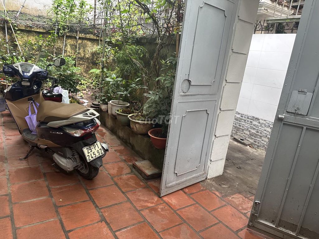 NHÀ VỊ TRÍ ĐẸP- GIÁ TỐT Chính chủ cần bán nhanh nhà tập thể tại quận Cầu Giấy, TP Hà Nội - Ảnh chính