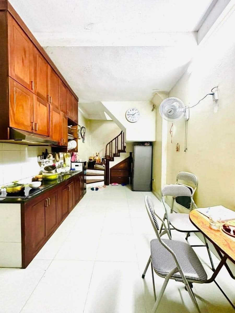 Bán nhà đường Cầu Giấy 5.7 tỷ 24m2 ô tô đỗ cổng 5 tầng 3 ngủ hiếm quận Cầu Giấy - Ảnh 2