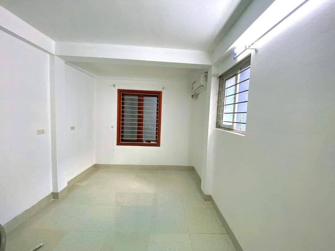 Bán nhà đường Cầu Giấy 5.7 tỷ 24m2 ô tô đỗ cổng 5 tầng 3 ngủ hiếm quận Cầu Giấy - Ảnh 1