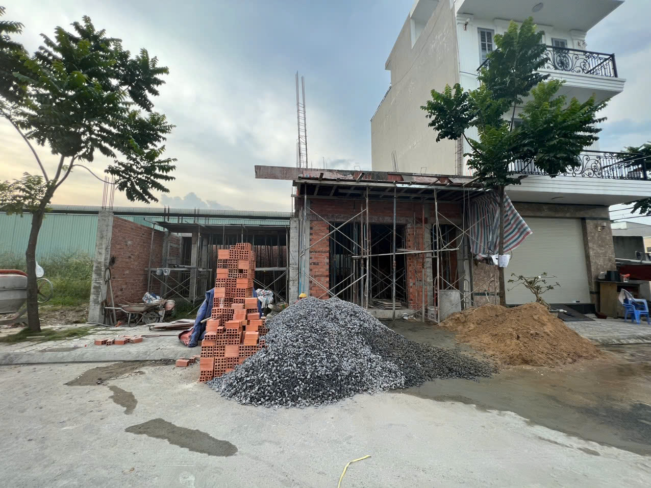 31.  T15 - BÁN ĐẤT TẶNG NHÀ KHỦNG - ĐANG XÂY LỠ DỠ - ĐƯỜNG 12M -KHU PHÂN LÔ VIP -AN PHÚ ĐÔNG GIÁP - Ảnh 2