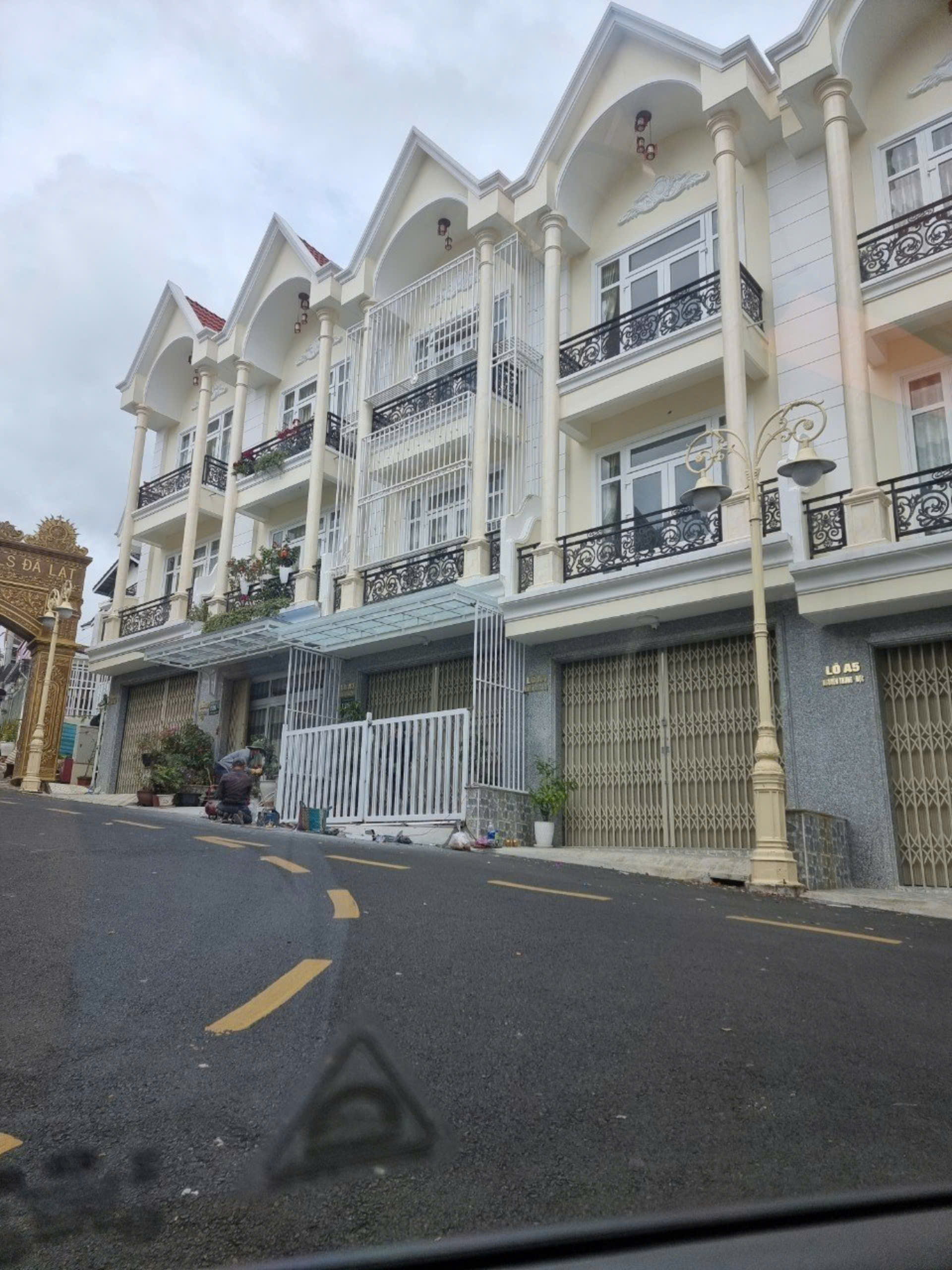 CẦN BÁN GÂP NHÀ KHU NGHỈ DƯỠNG GOLDEN Hills Phường 4 Đà Lạt - Ảnh chính