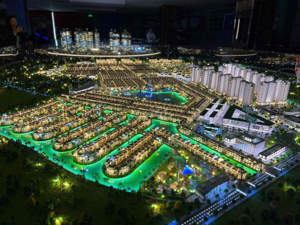 NHÀ PHỐ TM 3,9 Tỷ GIÁ CHỈ BẰNG CĂN HỘ - CƠ HỘI ĐẦU TƯ , Ở CÓ 102 TẠI VINHOMES Green City - Ảnh chính