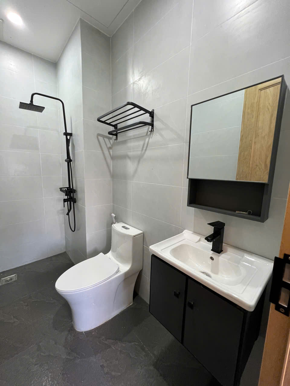 Bán nhà 3 tấng 1 tum đường Nguyễn Thị Minh Khai - có 5 căn hộ - Ảnh 1
