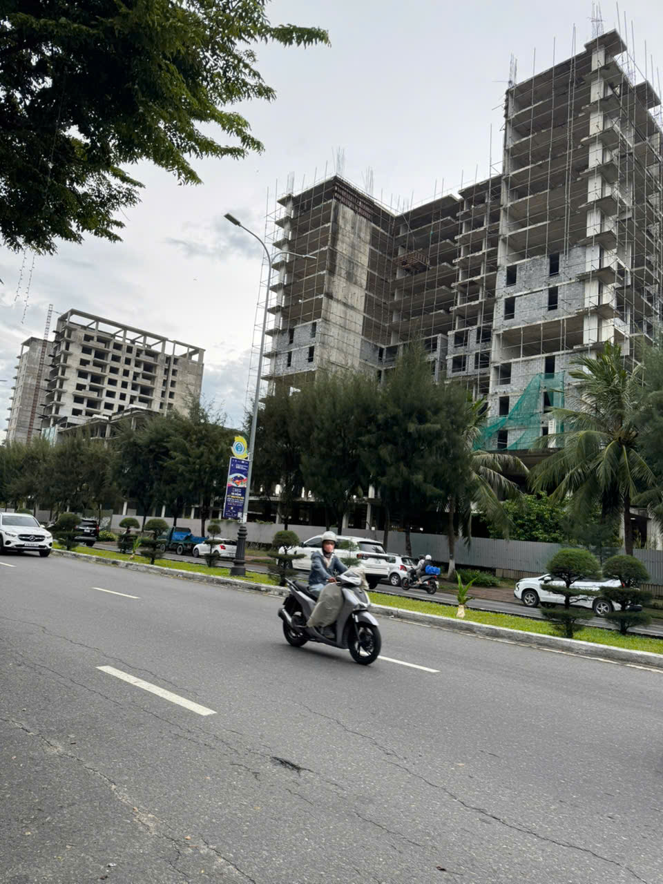 + Biển Nguyễn Tất Thành, ngay trung tâm bãi tắm thanh khê, đối diện khu phức hợp của vũ nhôm. - Ảnh 1