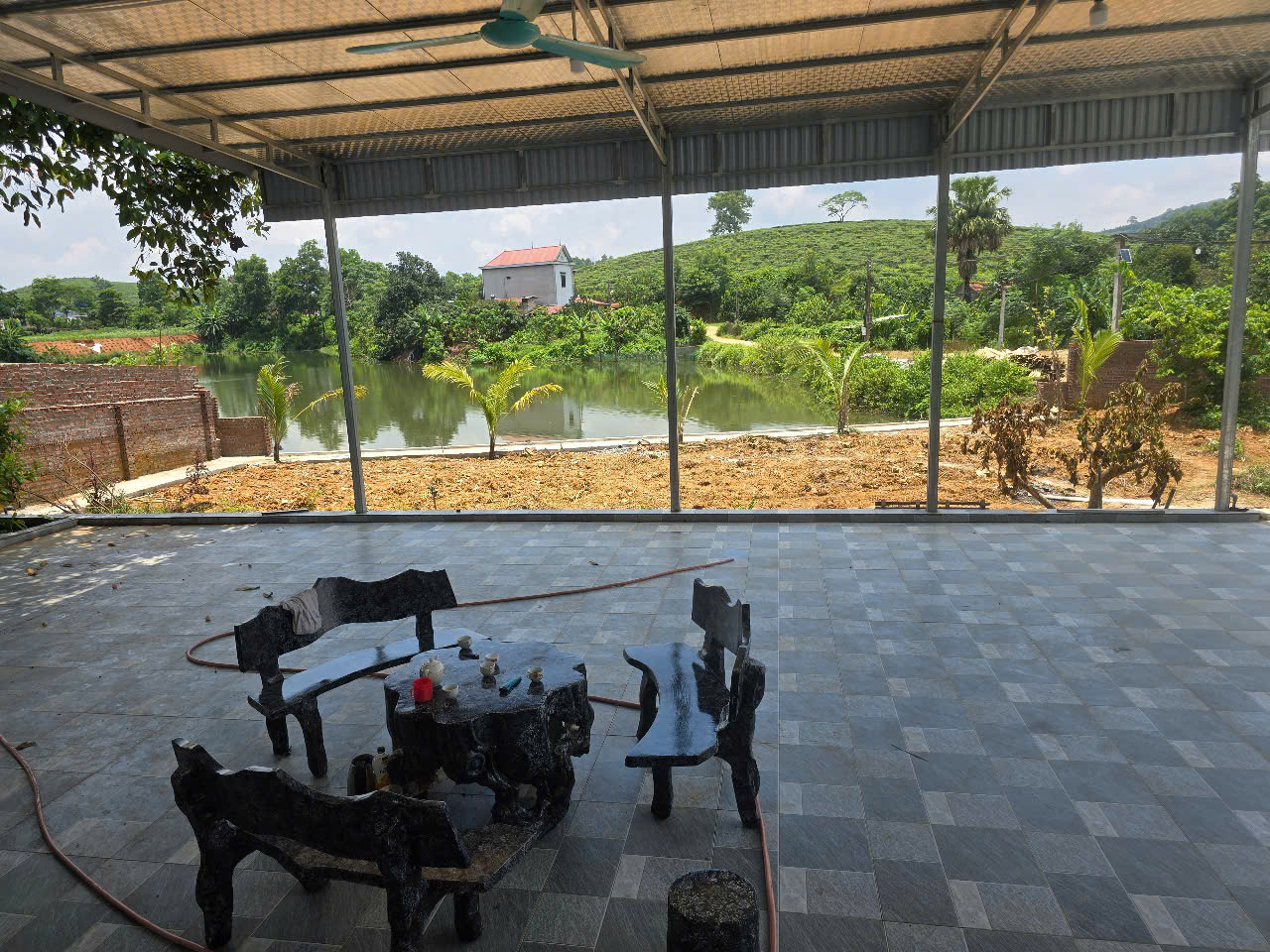 Chính chủ cần bán nhà khuôn viên đẹp bám ao, view núi, tiện cho nghỉ dưỡng - Ảnh 1