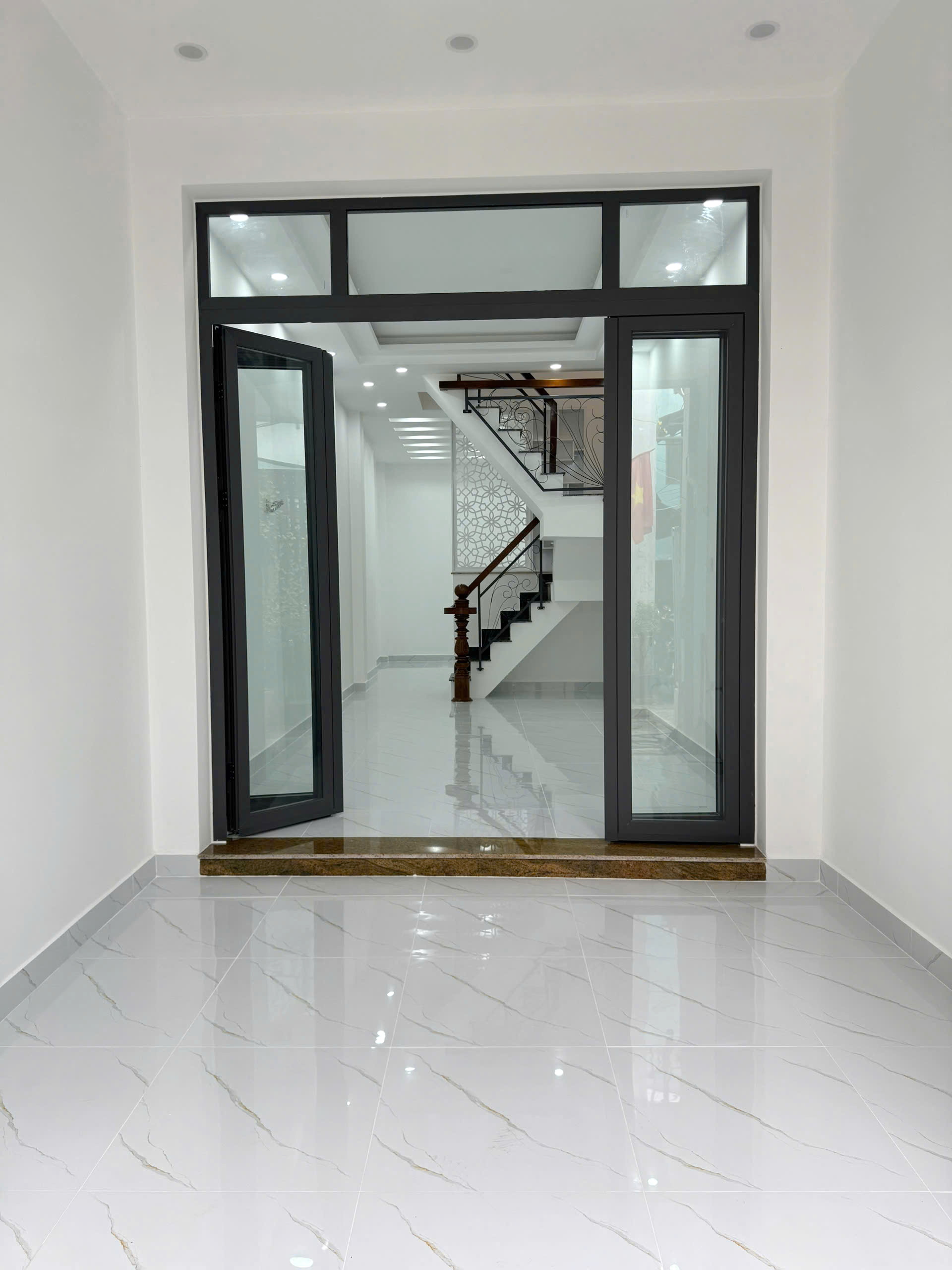 Nhà mới cách chỗ xe hơi quay đầu 10m hẻm 137 Âu Dương Lân P3Q8 - Ảnh 1