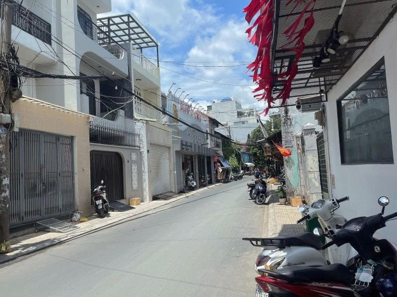 Bán nhà Cấp 4, Mặt tiền hẻm 8m Bàu Cát, ngay Đồng Đen, 4,7x23m, tiện xây, 14,9 tỷ. - Ảnh 1