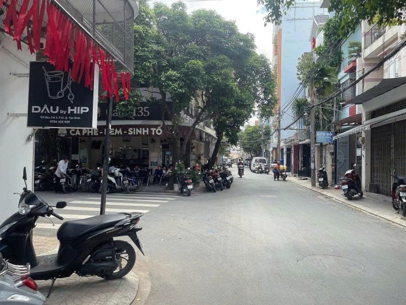Bán nhà Cấp 4, Mặt tiền hẻm 8m Bàu Cát, ngay Đồng Đen, 4,7x23m, tiện xây, 14,9 tỷ. - Ảnh 2