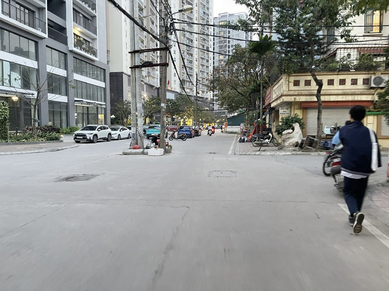 Cần bán 37,4m2 nhà cấp 4 mặt phố 390 Nguyễn Văn Cừ, Phường Bồ Đề. Cạnh 4 tòa chung cư cao cấp - Ảnh 1