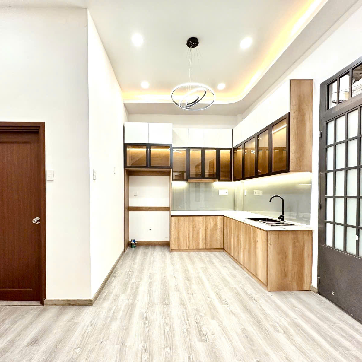12 Tỷ: ngang 12m- Quận 10 ngay chợ An Đông, Medic Hòa Hảo- nhà 4 Tầng Xe hơi trong nhà. 0933910039 - Ảnh chính