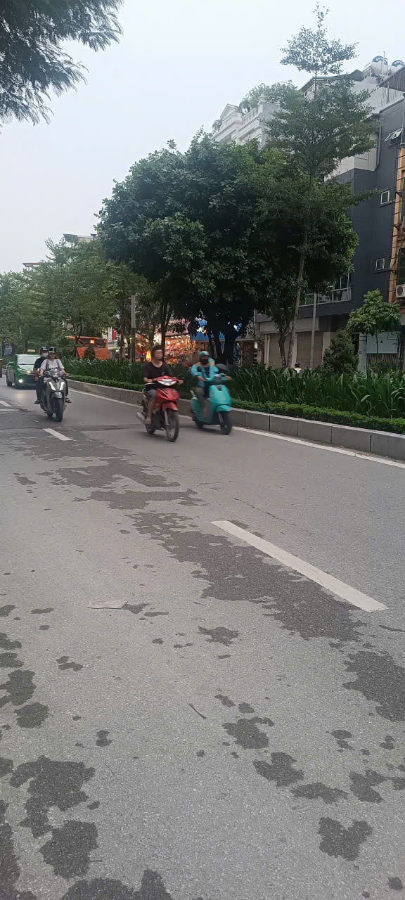 BÁN NHÀ MẶT PHỐ LẠC LONG QUÂN_ TÂY HỒ HÀ NỘI .ĐOẠN VỈA HÈ RỘNG,KINH DOANH SẦM UẤT .DIỆN TÍCH GẦN - Ảnh 1