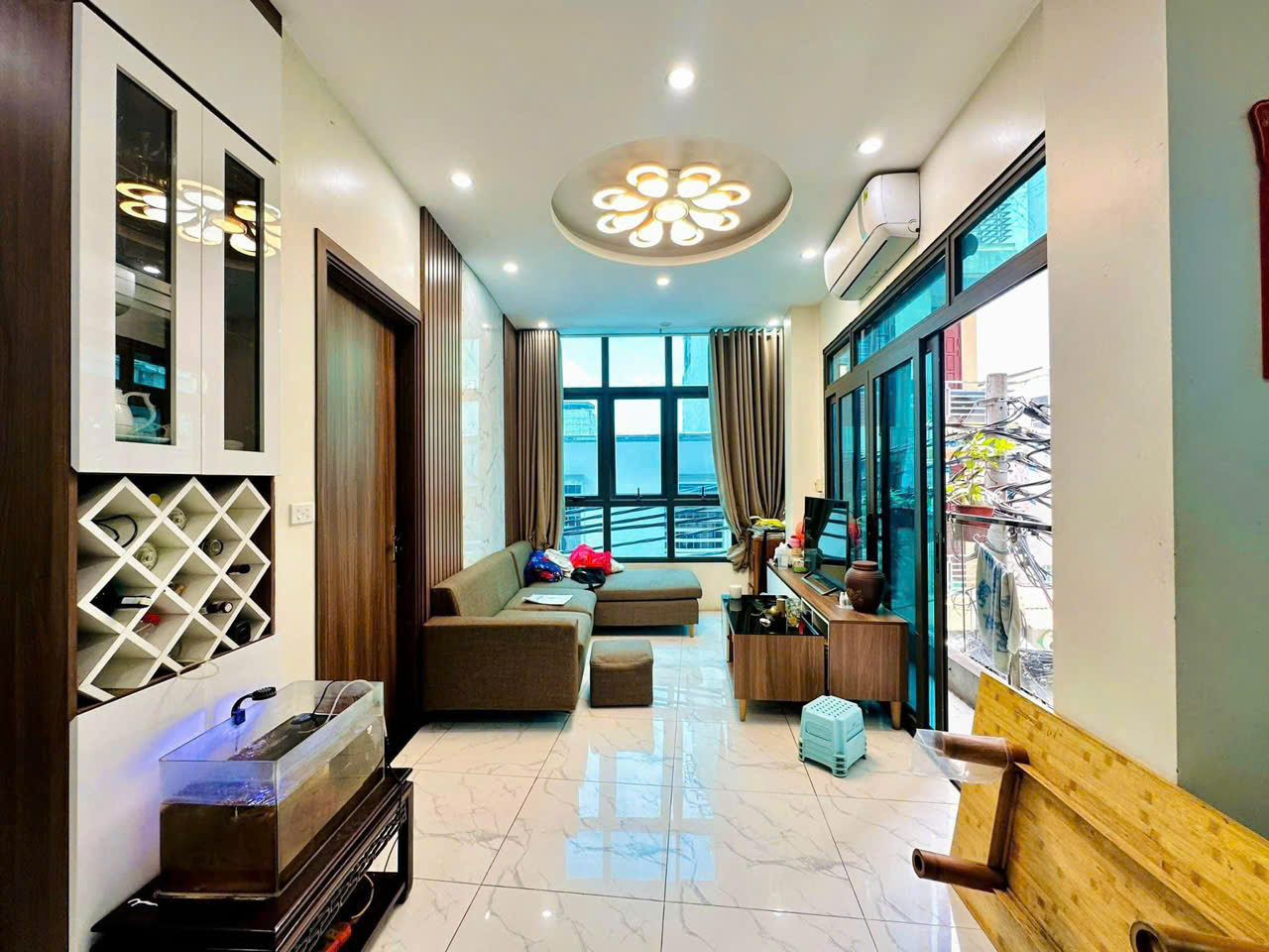 BÁN NHÀ MẶT PHỐ ĐÊ LA THÀNH - 5 TẦNG - LÔ GÓC 2 THOÁNG - 2 LỐI ĐI - KINH DOANH DÒNG TIỀN ỔN ĐỊNH . - Ảnh chính