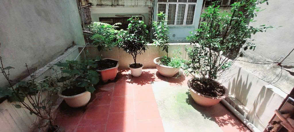 Bán nhà quận Đống Đa 60m 4 tầng xây dựng kiên cố có sân riêng - Ảnh chính