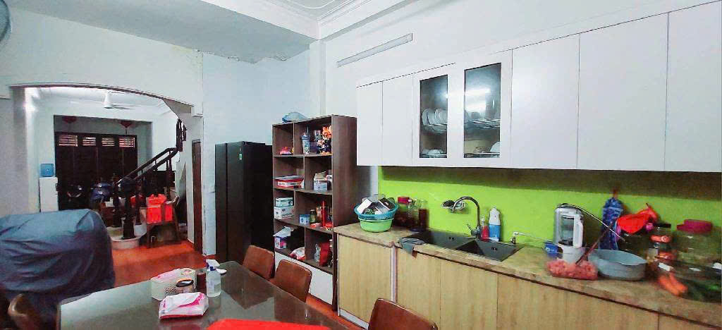 Bán nhà quận Đống Đa 60m 4 tầng xây dựng kiên cố có sân riêng - Ảnh 1