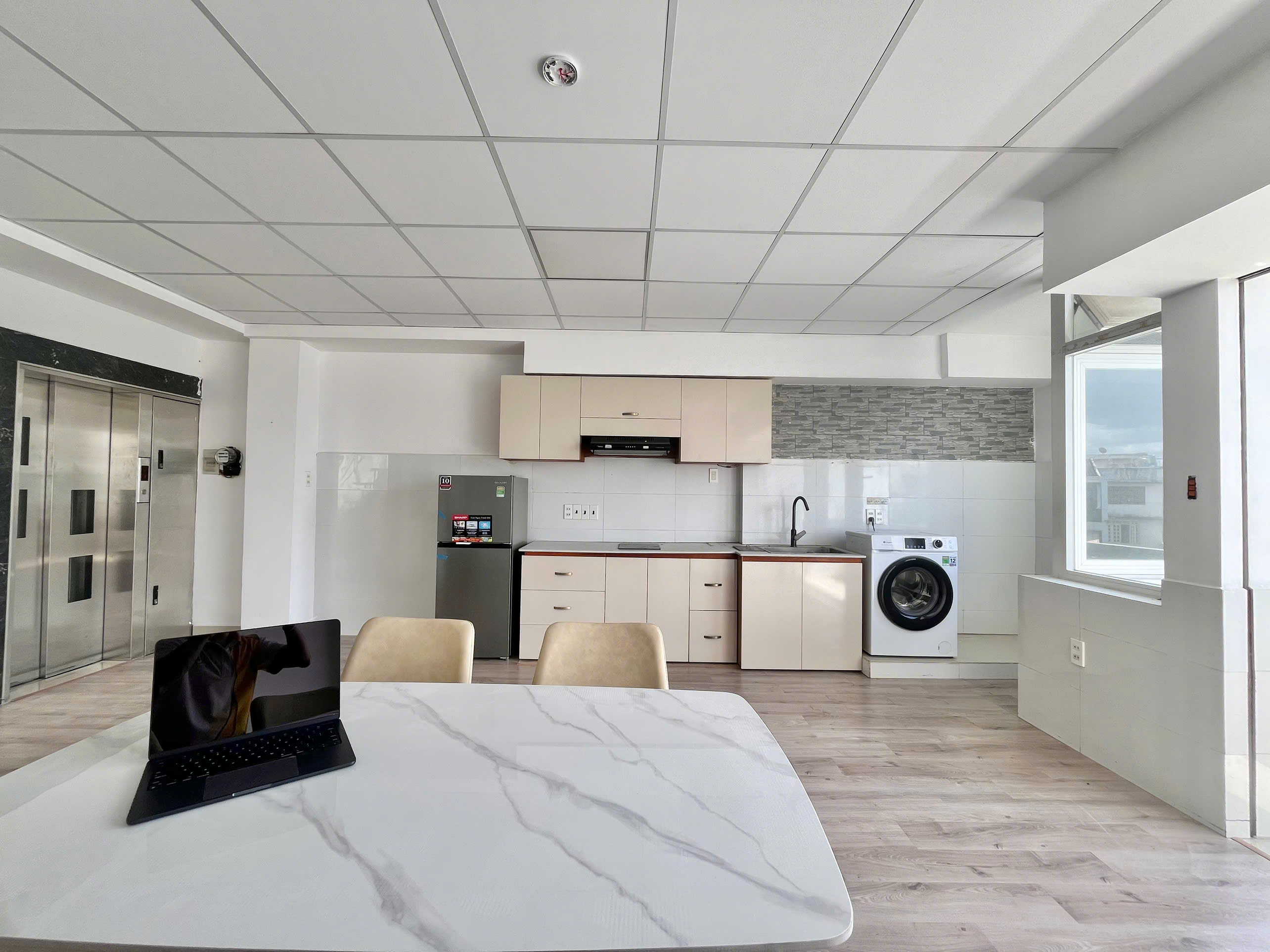 CHO THUÊ PENTHOUSE 1PN – BAN CÔNG 2 MẶT + SÂN THƯỢNG RIÊNG TẠI QUẬN 2, TPHCM - Ảnh 1