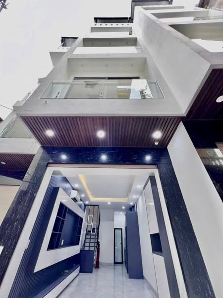 Hiếm có, Nhà Phố Nguyễn Văn Cừ, Ngọc Lâm, Long Biên, 38m2, 5 Tầng, Phân Lô, Ô Tô, Full đồ - Ảnh chính