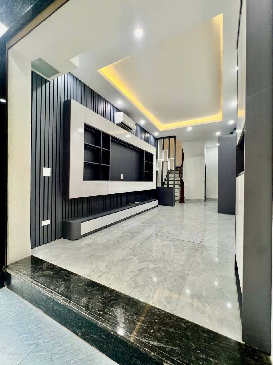 Hiếm có, Nhà Phố Nguyễn Văn Cừ, Ngọc Lâm, Long Biên, 38m2, 5 Tầng, Phân Lô, Ô Tô, Full đồ - Ảnh 1