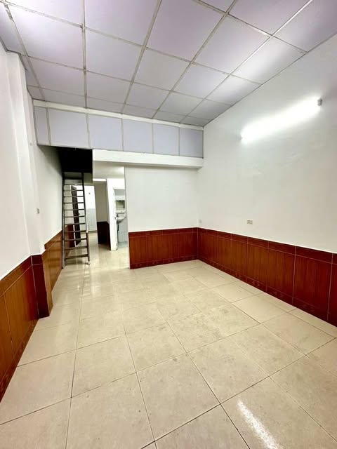 mặt ngõ rộng, cách mặt phố Đại Cát 30m, bãi ô tô xung quanh nhà. - Ảnh 2