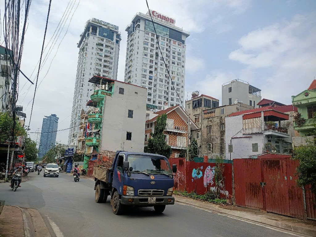 BÁN LÔ DẤT KHỦNG  500 M ĐẤT GẦN TTTM LOLTTE_TÂY HỒ_22MT .OTO TẢI TRÁNH,SỔ ĐỎ CHÍNH CHỦ ,CHÀO:142 TỶ - Ảnh 2