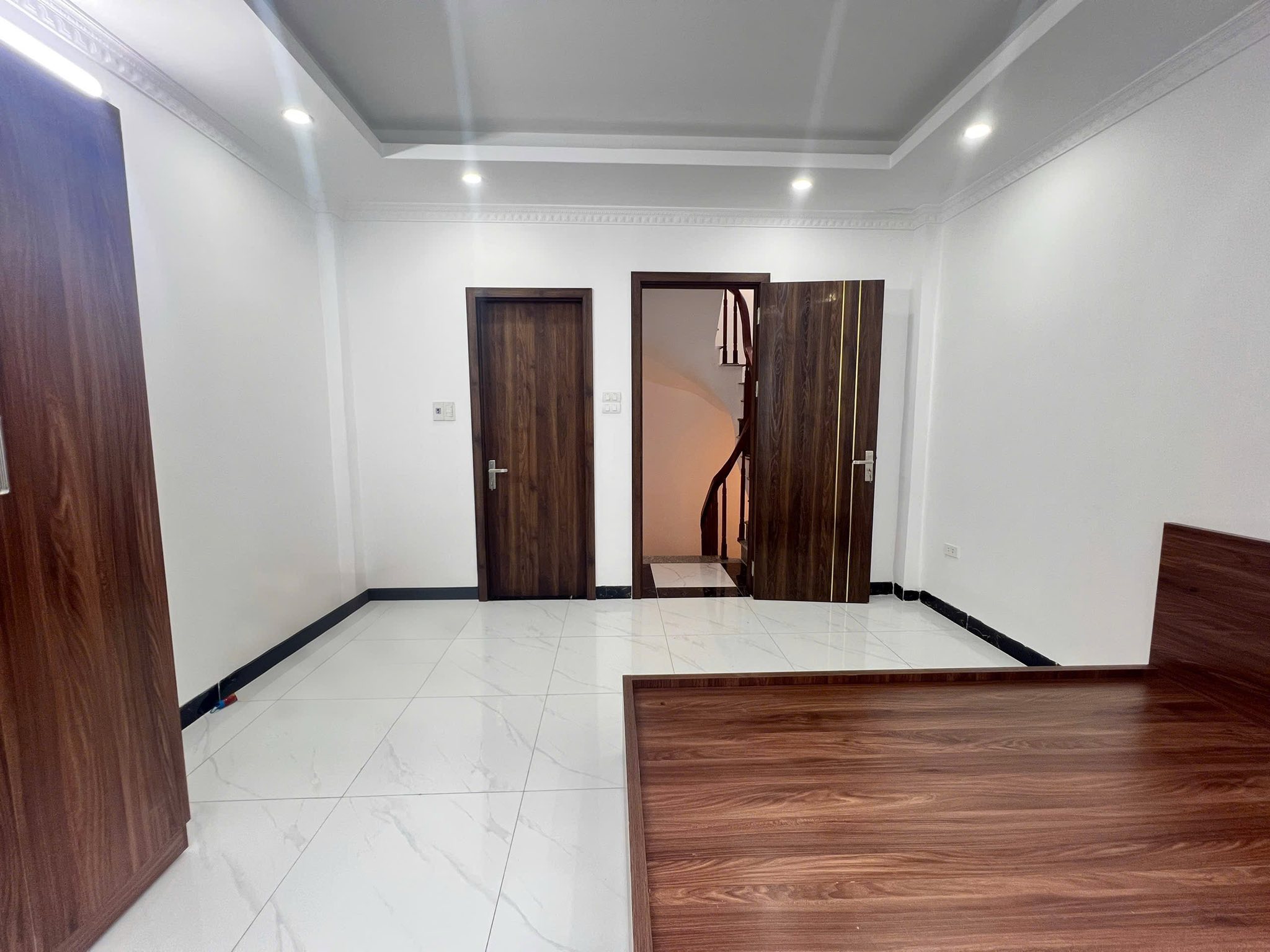 Nhỉnh 5 Tỷ, Bán Nhà Thạch Bàn Long Biên 30m2. 5 Tầng, Ô Tô Đỗ Cạnh Nhà, An Sinh Đỉnh Cao - Ảnh 3