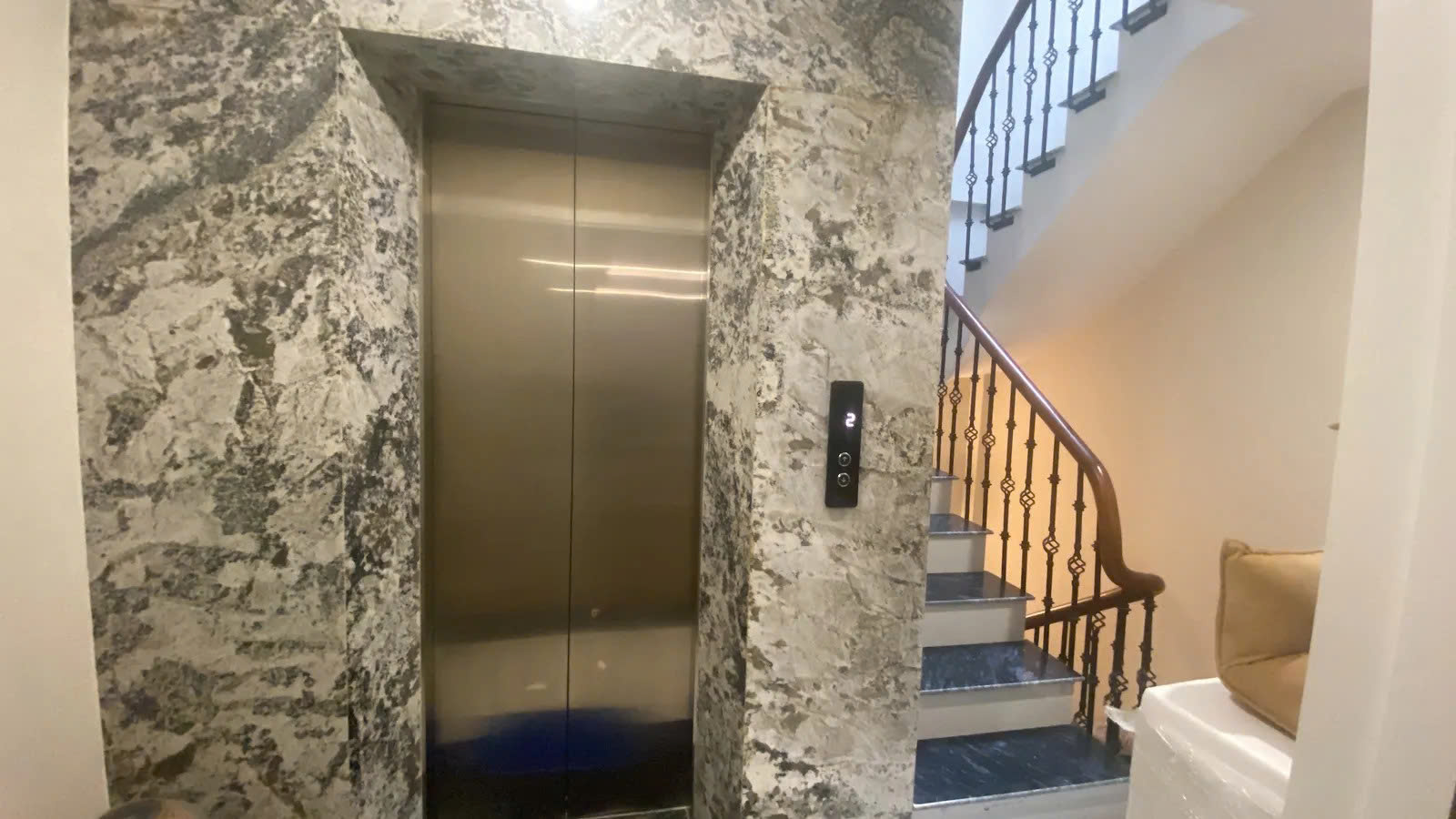 NHÀ ĐẸP TẶNG NỘI THẤT Phố Bồ Đề 52 m2 X 6 Tầng 13.9 tỷ Long Biên Hà Nội.Ô TÔ VÀO NHÀ. - Ảnh 4
