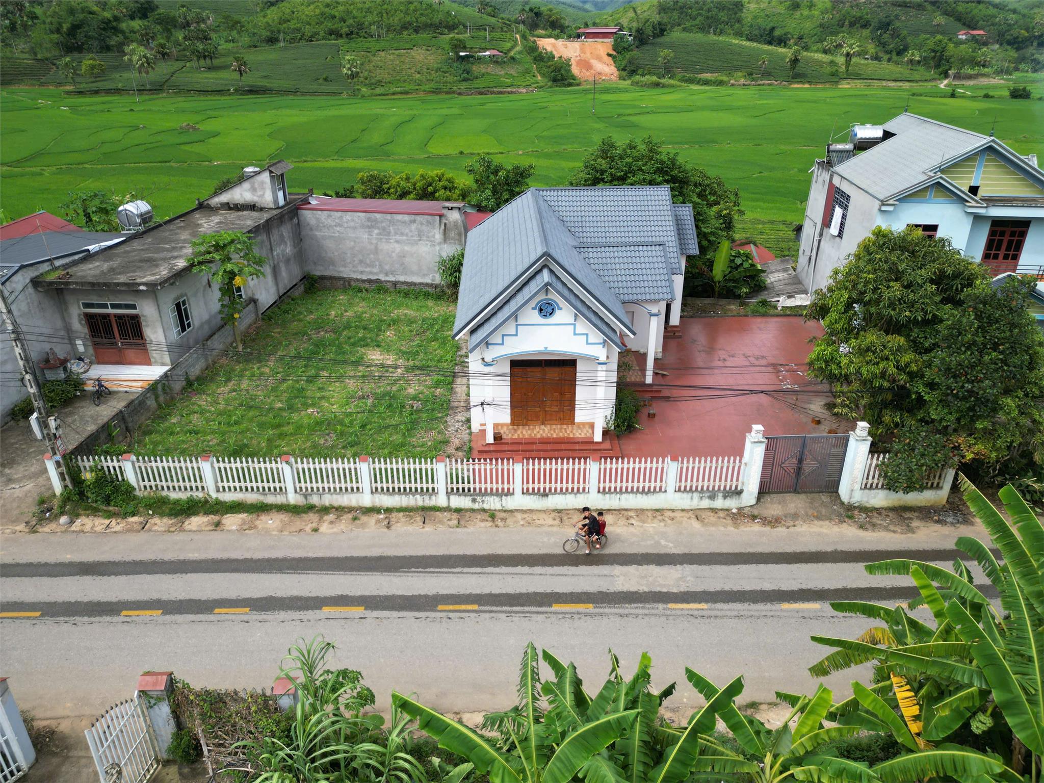 SIÊU PHẨM LÔ ĐẤT  TẶNG NHÀ VƯỜN GẦN UBND – ĐẦU TƯ – KINH DOANH CỰC ĐỈNH - Ảnh 1