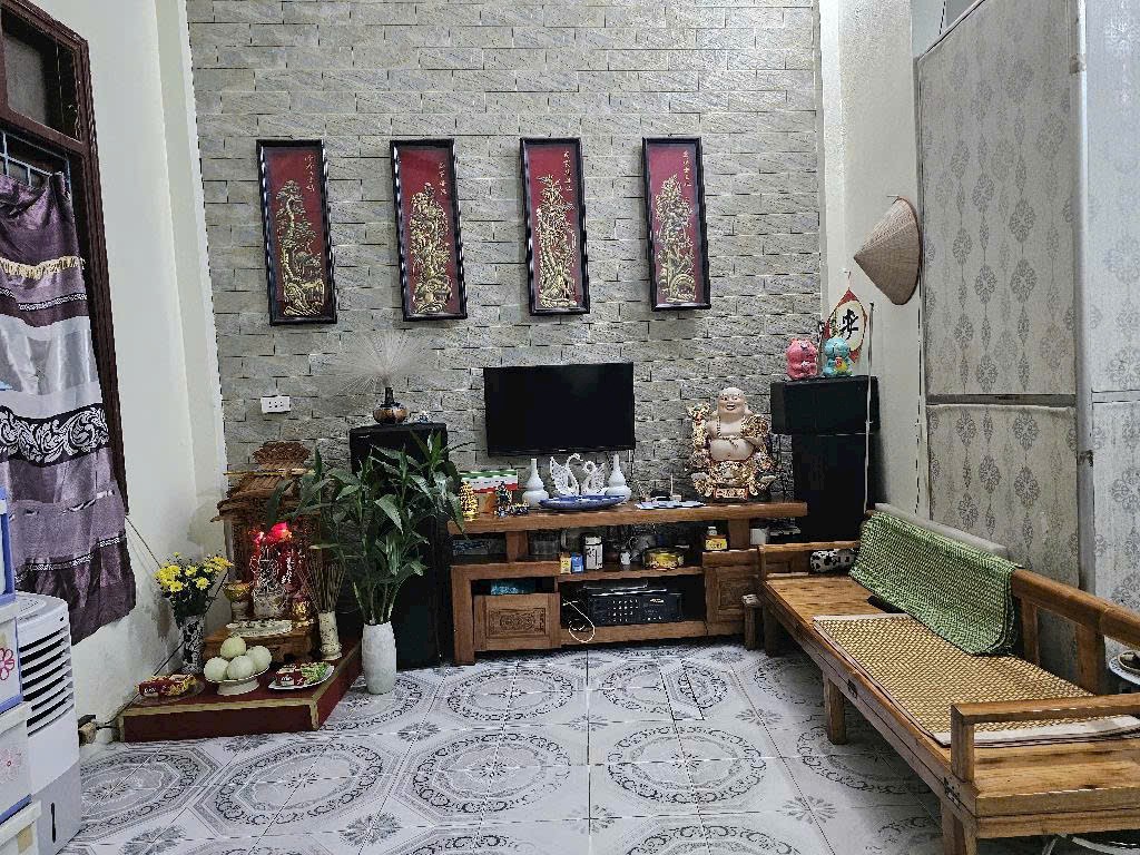 ---  🏠 MINH KHAI – HAI BÀ TRƯNG 📐 43m² – Chỉ 10m ra phố 💰 Giá 6,5 Tỷ – Sổ đỏ chính chủ  📍 Vị trí đẹp – Gần chợ, trường học, trung tâm thương mại 🚗 Ngõ Nông – Đi lại thuận tiện  📞 Q - Ảnh chính