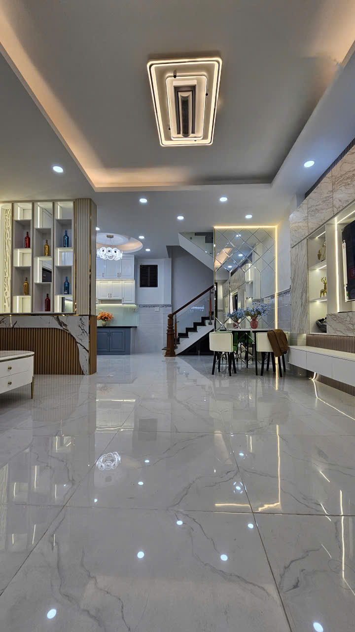 SÁT MẶT TIỀN TRUNG TÂM Q7<br><br> DƯỜNG XE HƠI CÁCH NHÀ VÀI BƯỚC CHÂN <br><br>NGANG 6 DÀI 11 M <br><br>CÓ 79 - Ảnh 3