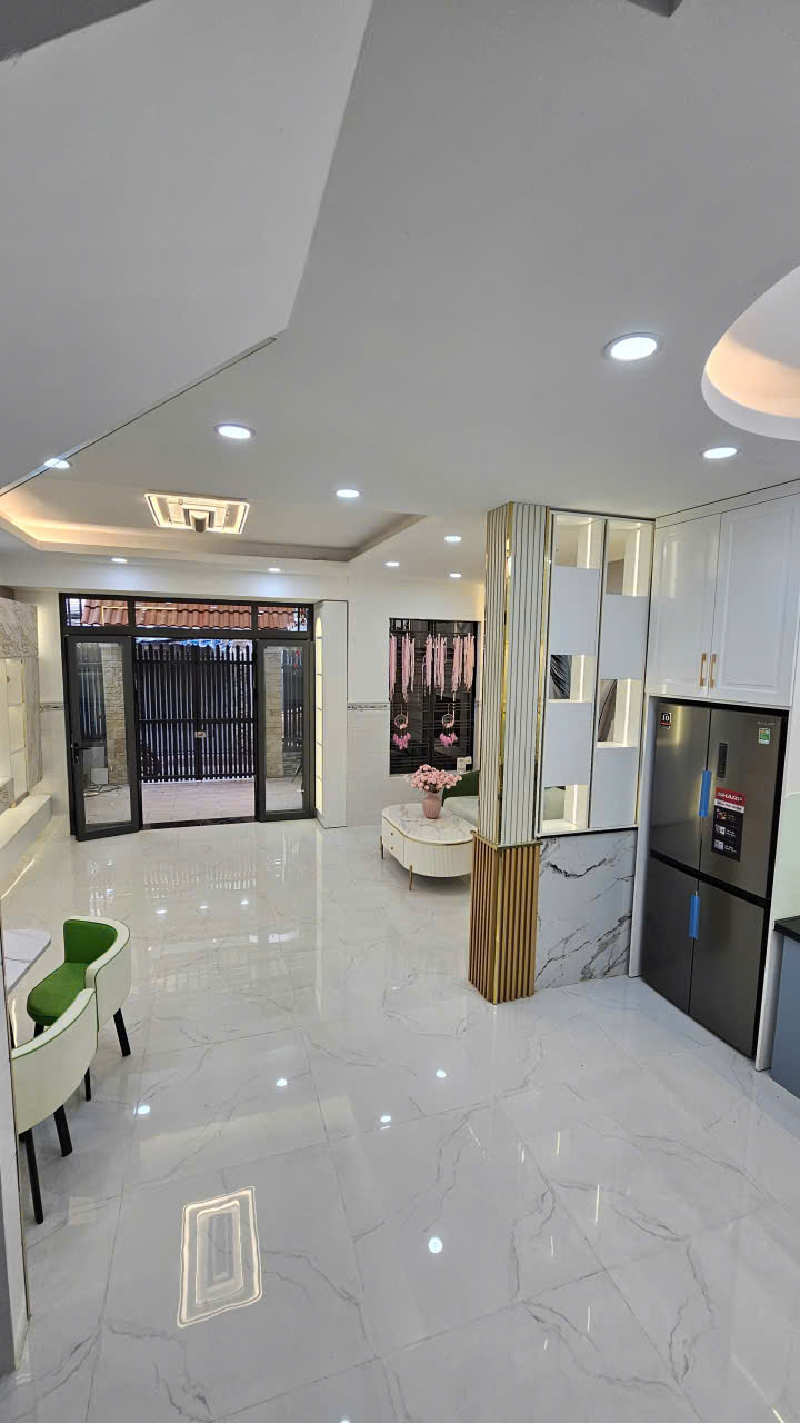 SÁT MẶT TIỀN TRUNG TÂM Q7<br><br> DƯỜNG XE HƠI CÁCH NHÀ VÀI BƯỚC CHÂN <br><br>NGANG 6 DÀI 11 M <br><br>CÓ 79 - Ảnh 2