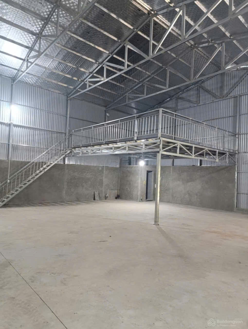 cho thuê kho xưởng 350m² tại Cự Khối , Long Biên , Hà Nội. Xưởng cao 7m, xe 5t ấn đỗ cửa giá 15 - Ảnh 1