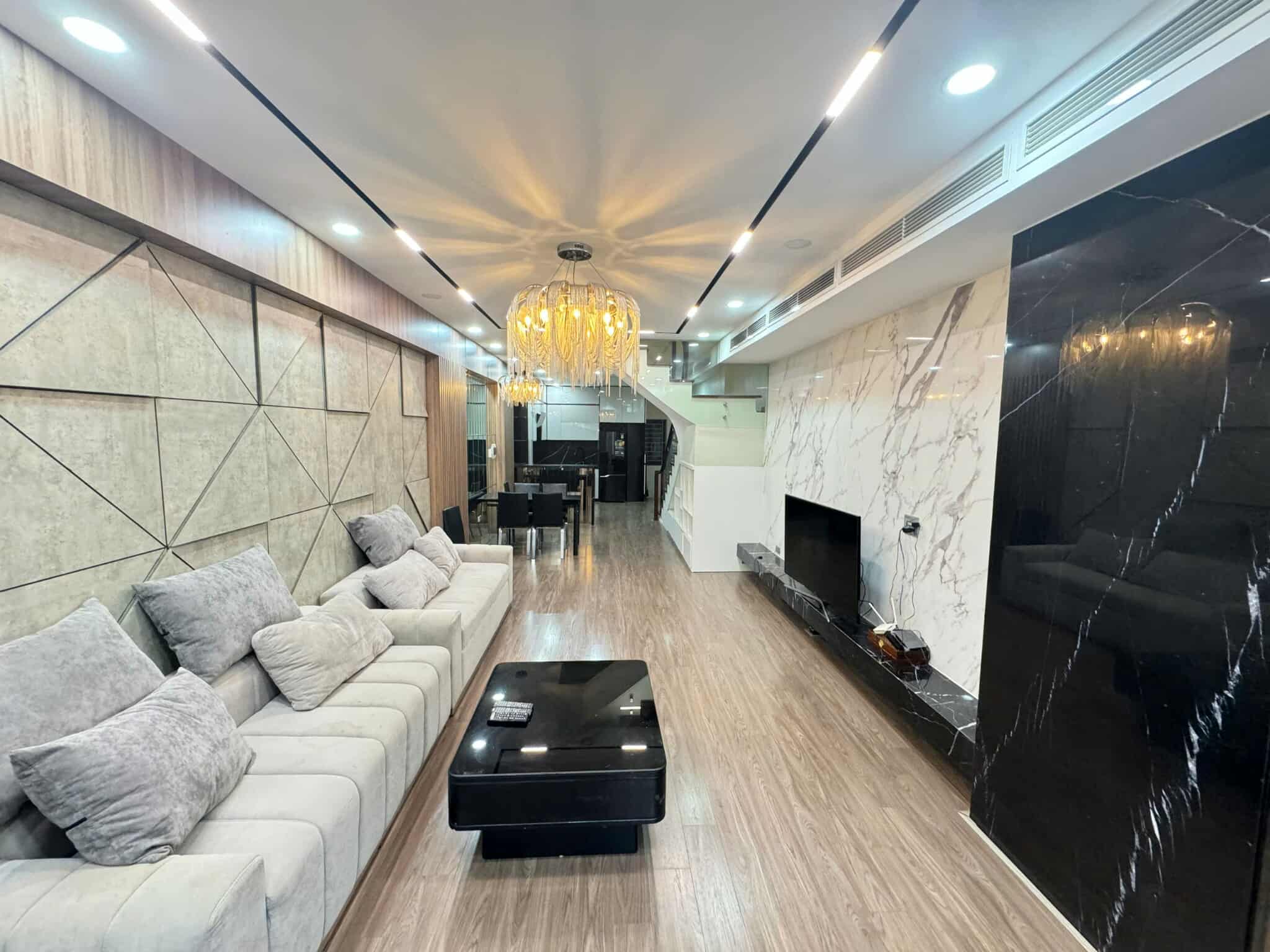Bán Gấp Nhà Ngõ 66 Ngọc Lâm, Long Biên, 60m2, 5 Tầng, Gara, 4 ngủ, Full nội thất - Ảnh chính