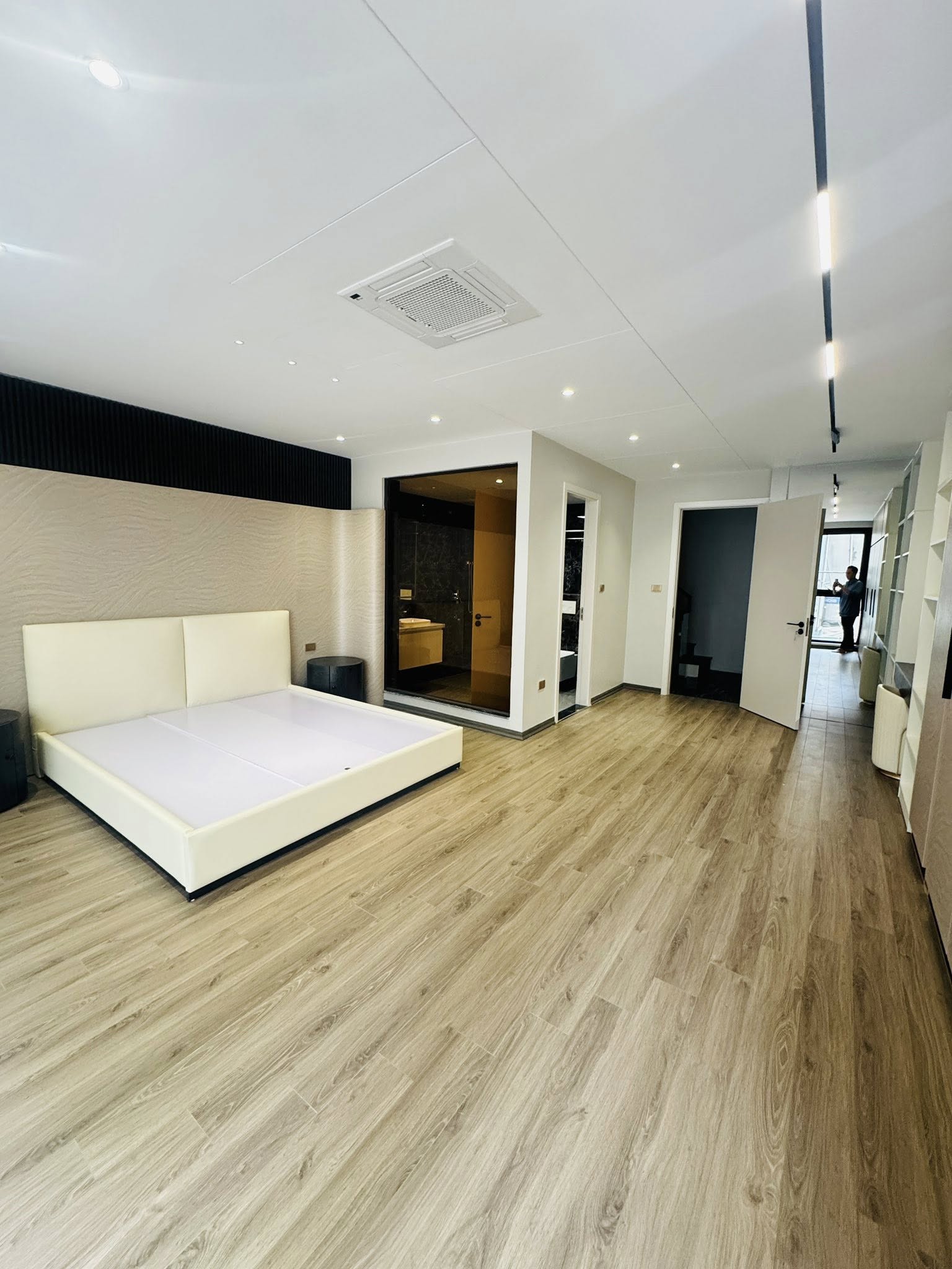 Bán Nhà Phố Ngọc Thụy 56m2 8T Gara 2 Ô Tô, MT 5.6m, Full Nội Thất, Kinh Doanh - 21 Tỷ - Ảnh 4