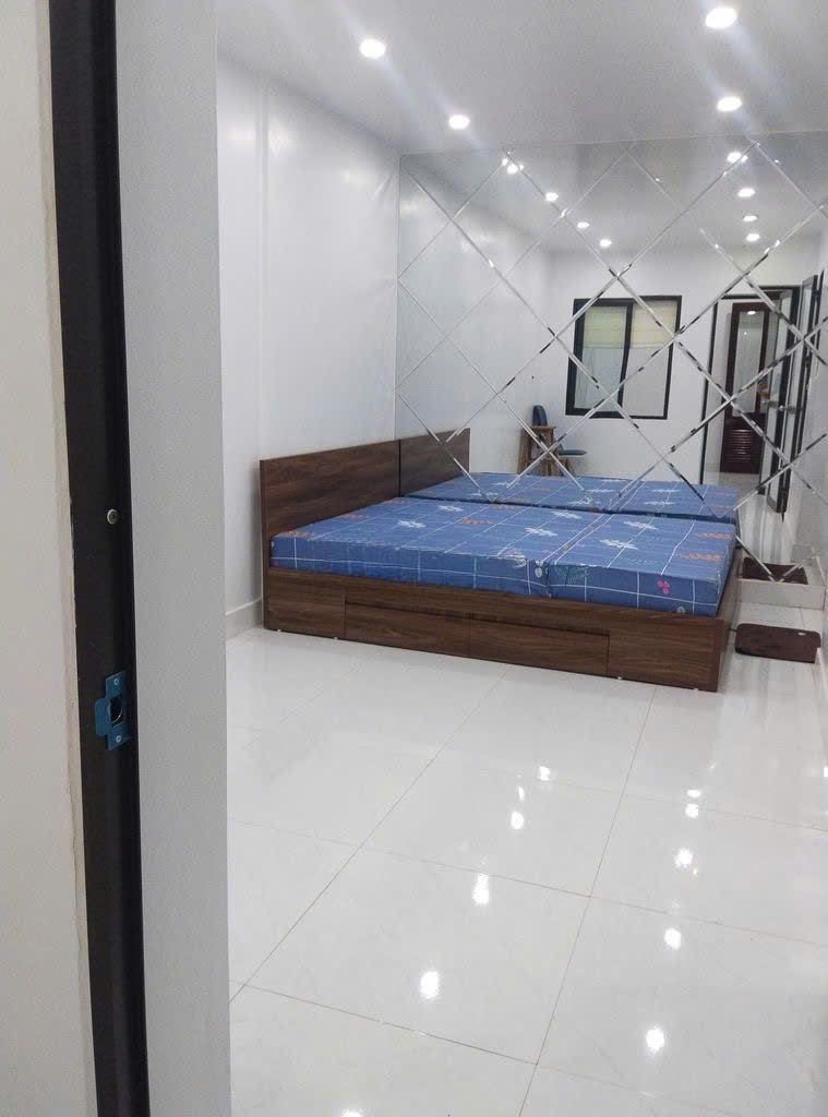 Cho thuê nhà tập thể tầng 1 Hoàng Quốc Việt, Cầu Giấy 65m, 2 ngủ đẹp giá 11tr, ô tô, KD - Ảnh 1