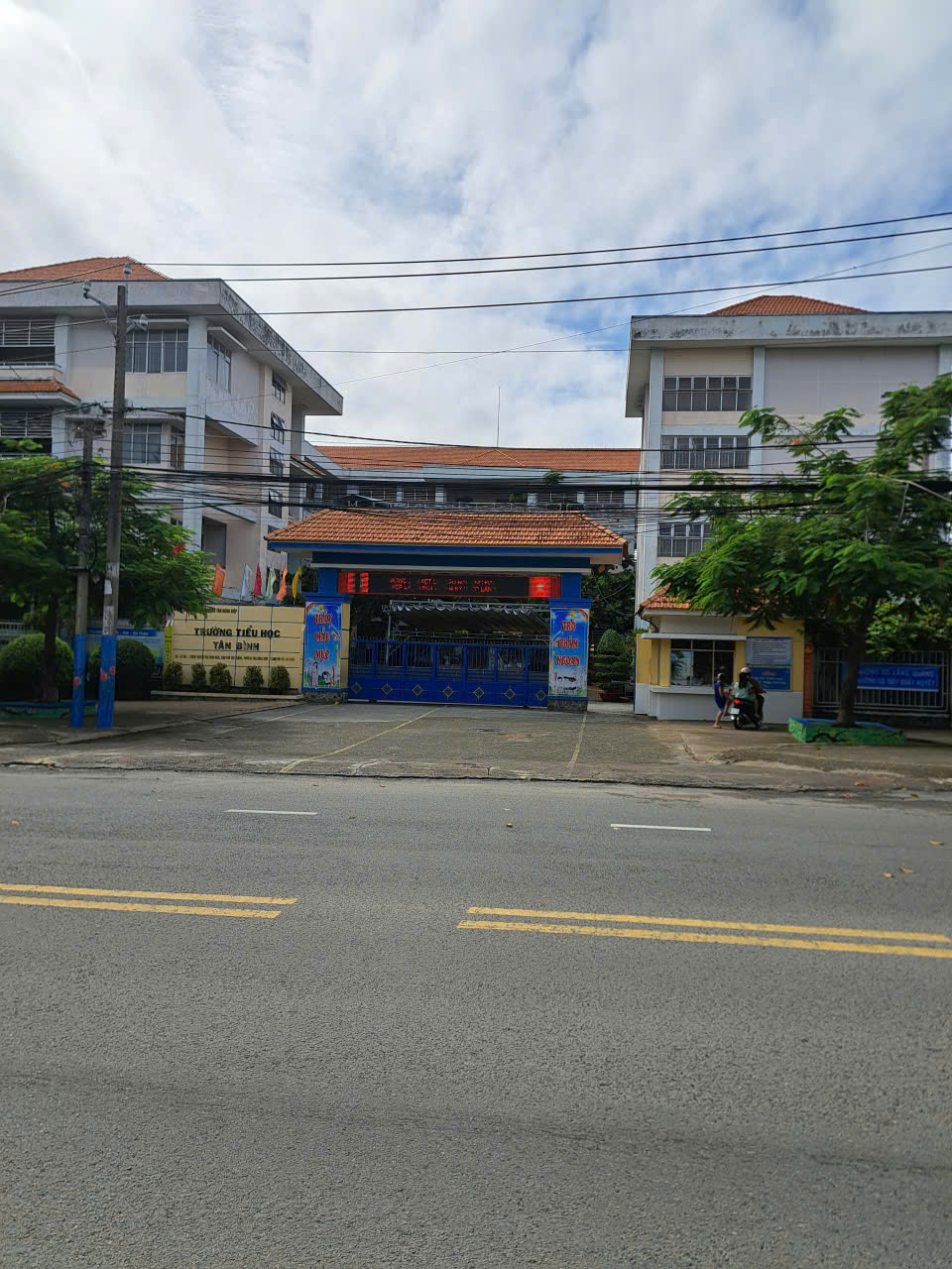 Bán nhà 2 Tầng Tân Đông Hiệp,SHR đường 2 xe hơi,giá rẻ,gần chợ Tân Bình - Ảnh chính