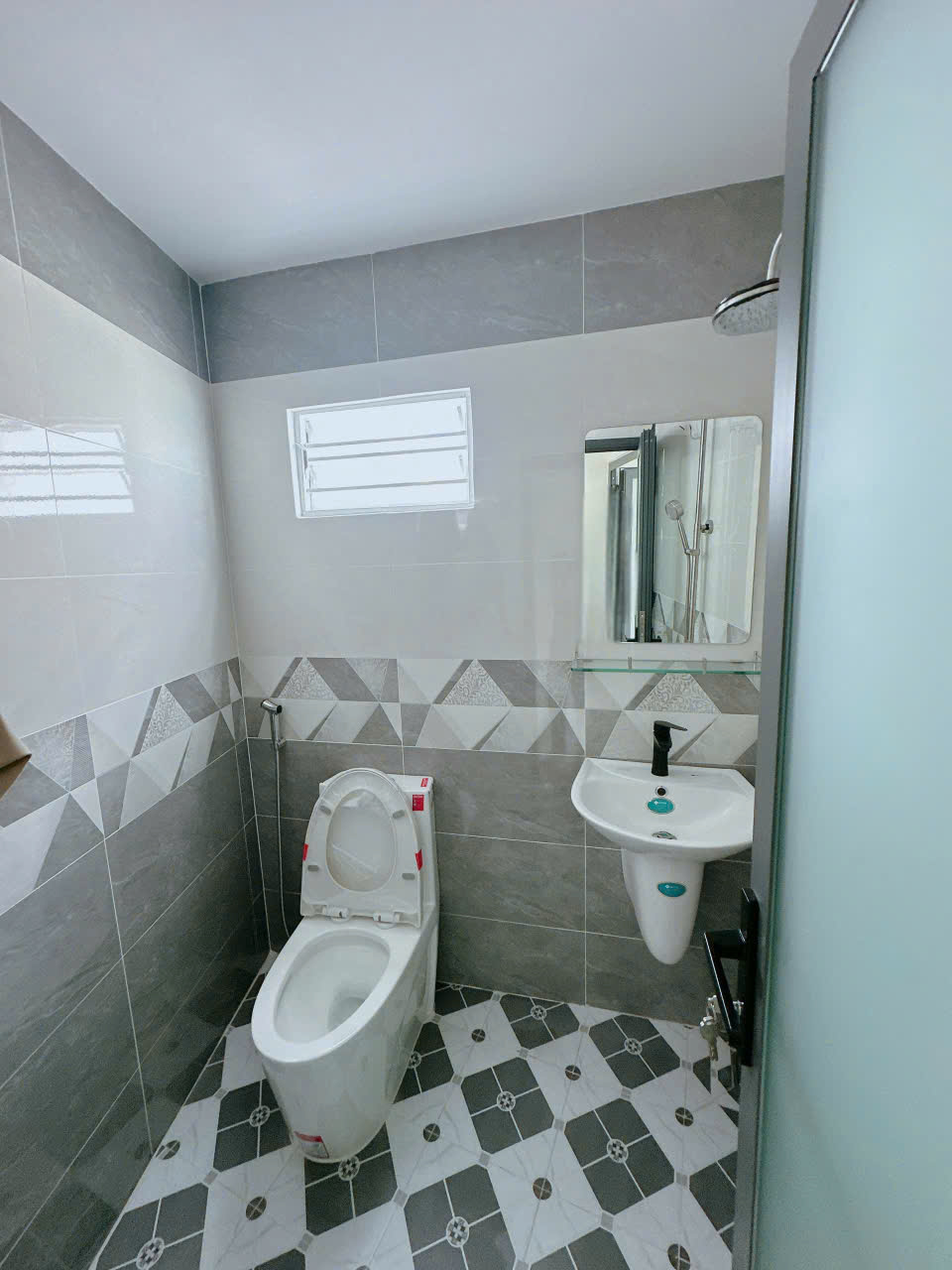 SÁT MẶT TIỀN VĨNH KHÁNH Q4<br>NGANG 3.5 DÀI 14.5  NHÀ MỚI <br>ĐÚC BÊ TÔNG  100 TRIÊU M - Ảnh 2